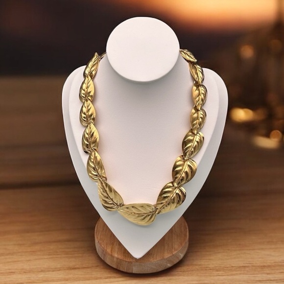 Vintage Circa 1955-1970 TRIFARI TM Gold Tone Large Leaf Choker Necklace 16-18” - Picture 15 of 15